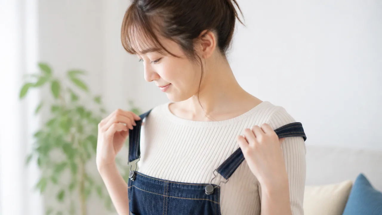 サロペットの肩紐が落ちる原因と対策｜ずれにくくする工夫を紹介